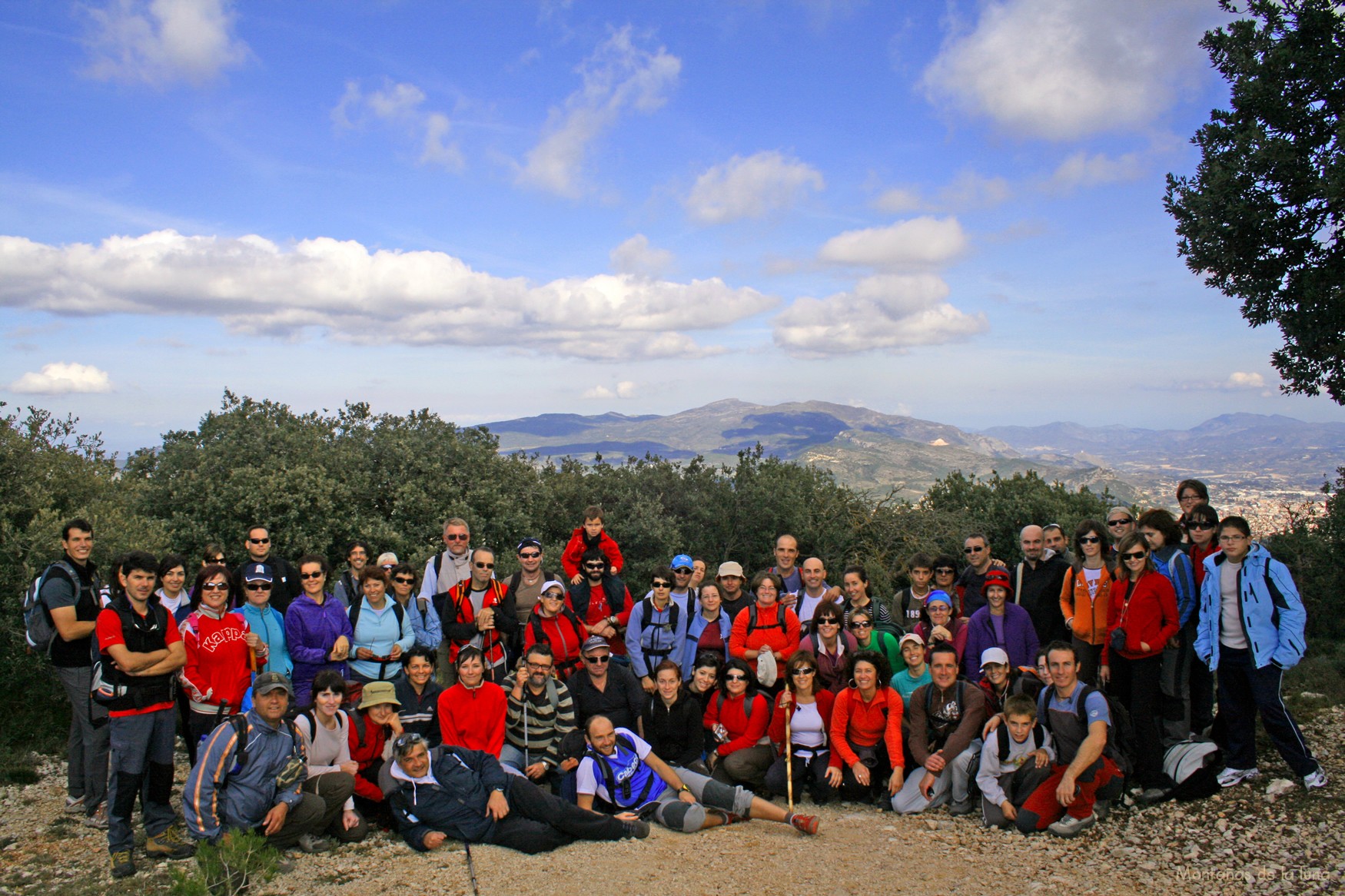 Foto de grupo. Detrás Sierra Mariola con el Montcabrer en el centro y La Safor al fondo derecha